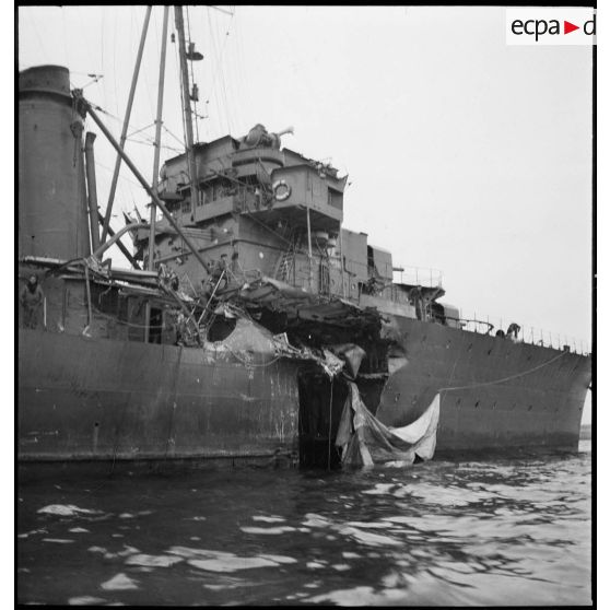 Vue tribord du contre-torpilleur Jaguar endommagé.