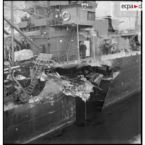 Vue tribord du contre-torpilleur Jaguar endommagé : voie d'eau et brèche causées par l'étrave du HMS Keppel sur la coque du navire français.