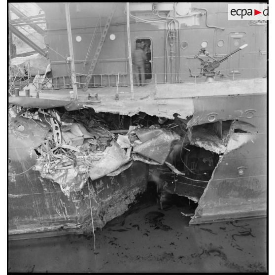 Vue tribord du contre-torpilleur Jaguar endommagé : voie d'eau et brèche causées par l'étrave du HMS Keppel sur la coque du navire français.