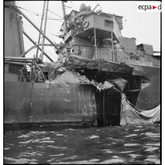 Vue tribord du contre-torpilleur Jaguar endommagé.