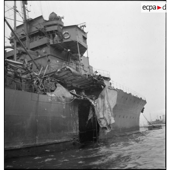 Vue tribord du contre-torpilleur Jaguar endommagé.