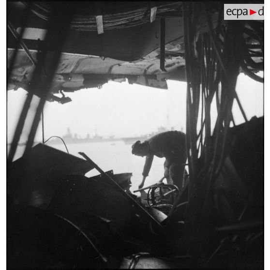 Vue intérieure tribord du contre-torpilleur Jaguar endommagé.