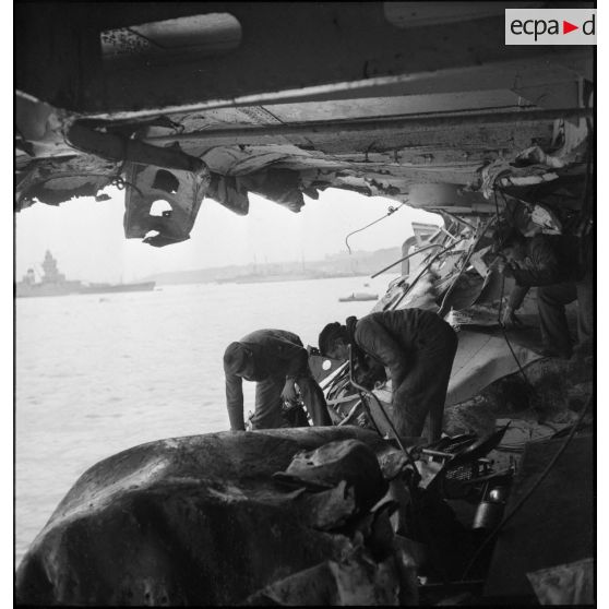 Vue intérieure tribord du contre-torpilleur Jaguar endommagé.