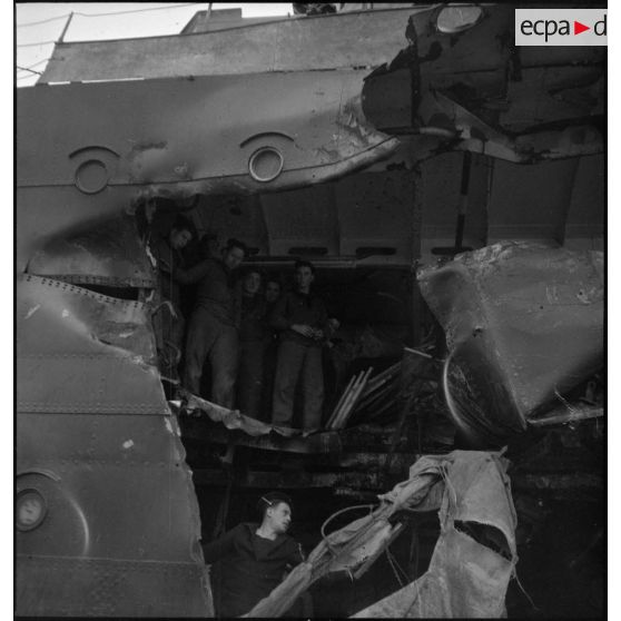 Vue tribord du contre-torpilleur Jaguar endommagé.