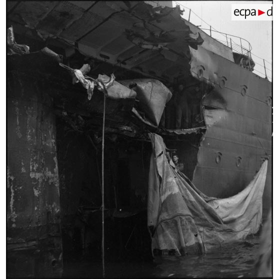 Vue tribord du contre-torpilleur Jaguar endommagé.