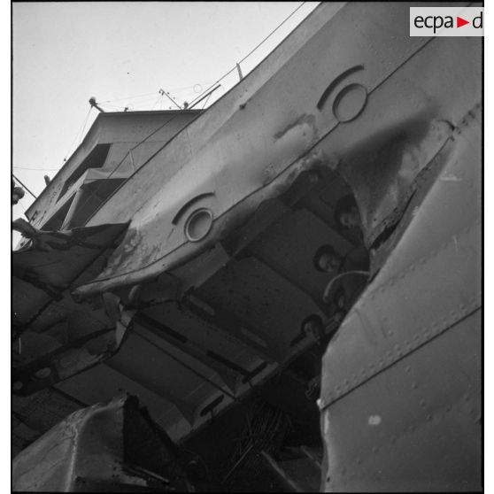 Vue tribord du contre-torpilleur Jaguar endommagé.