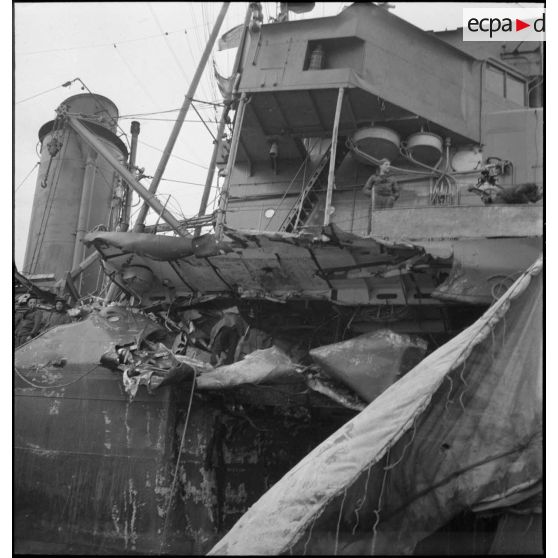 Vue tribord du contre-torpilleur Jaguar endommagé.