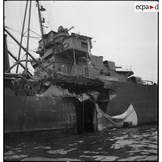 Vue tribord du contre-torpilleur Jaguar endommagé.