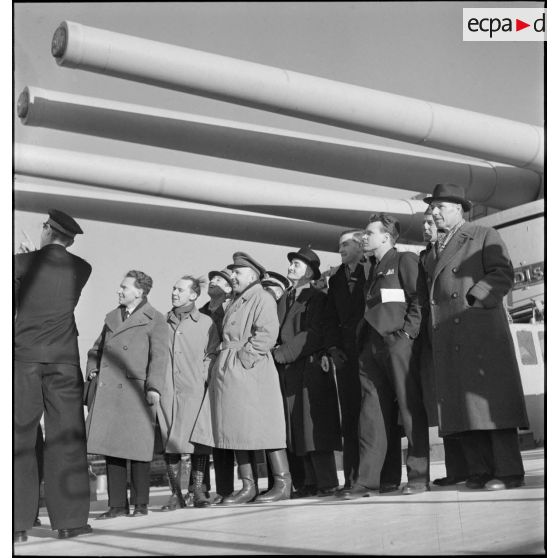 Journalistes américains à bord du cuirassé Dunkerque.
