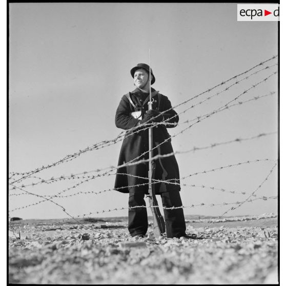 Un marin d'une batterie de défense côtière est posté en sentinelle le long de la côte bretonne, dans la région de Brest.