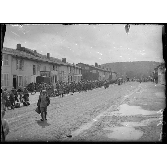 Les Islettes (Meuse), 91e d'infanterie, retour des combats du 13-14 juillet vont au repos. [légende d'origine]