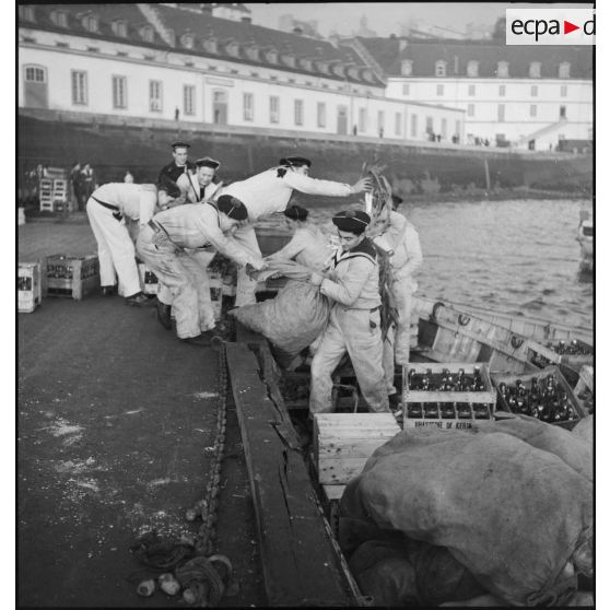 Chargement de vivres à bord de chaloupes à Brest.