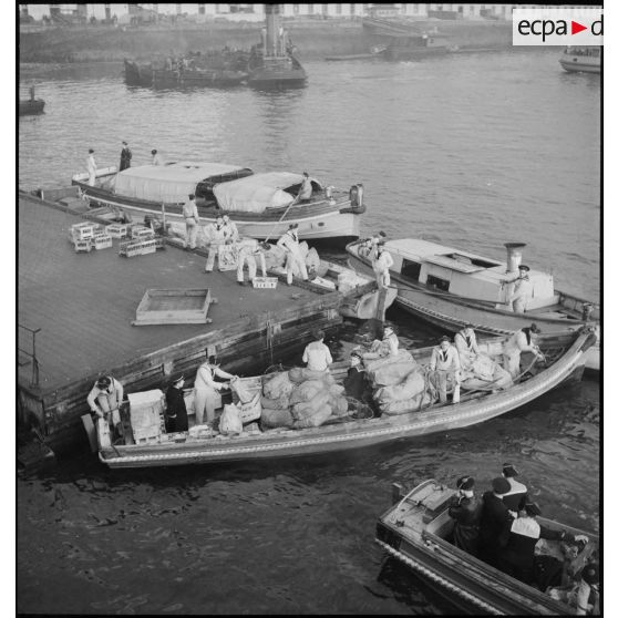 Chargement de vivres à bord de chaloupes à Brest.