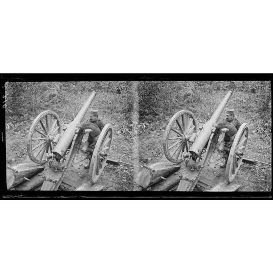 Forêt de Hesse : Guigi, son maître à côté d'un canon de 90 de campagne. [légende d'origine]