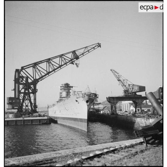 Le cuirassé Richelieu dans l'arsenal de Brest, en cours d'achèvement.