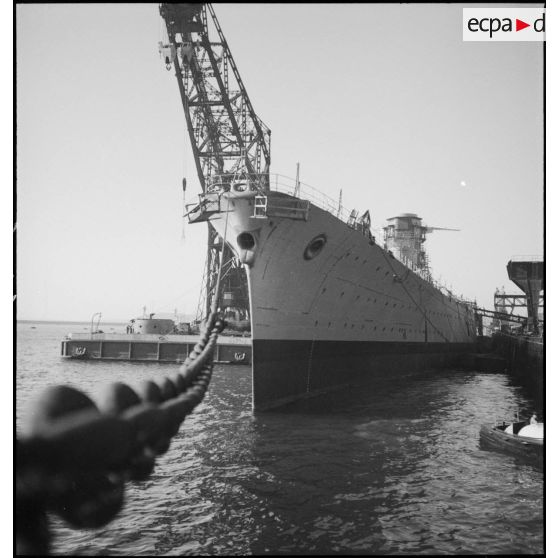 Le cuirassé Richelieu dans l'arsenal de Brest, en cours d'achèvement.