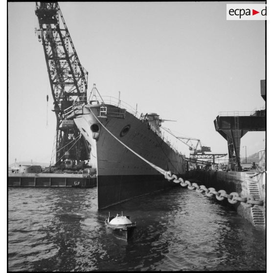 Le cuirassé Richelieu dans l'arsenal de Brest, en cours d'achèvement.