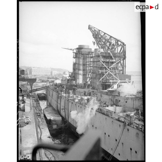 Le cuirassé Richelieu en cours d'achèvement dans l'arsenal de Brest.