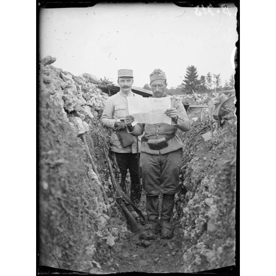 Forêt de Hesse. Pont des 4 enfants devant la forêt de Cheppy, distribution de journaux Rigolboche par le rédacteur en chef. [légende d'origine]