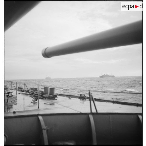 Convoi de navires transports de troupes naviguant vers la France.