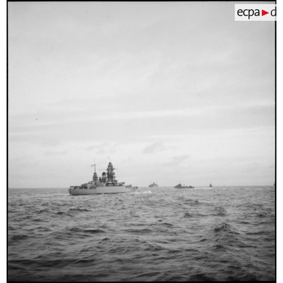 Convoi de navires transports de troupes naviguant vers la France.