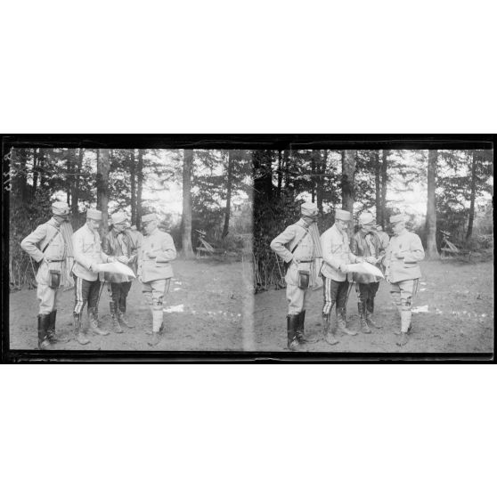 Forêt de Hesse. Pont des 4 enfants, général Bassenne et les officiers d'Etat major en conversation. [légende d'origine]