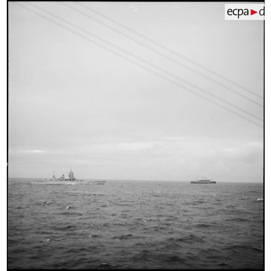 Convoi sous escorte de navires transports de troupes naviguant vers la France.