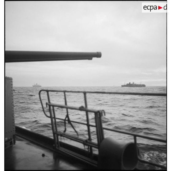 Convoi de navires transports de troupes naviguant vers la France.