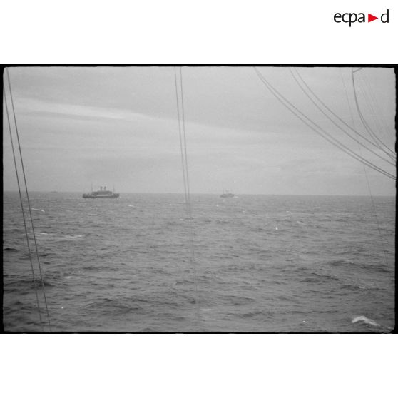 Convoi de paquebots transportant des troupes canadiennes en Ecosse sous la protection de bâtiments de la Marine nationale.