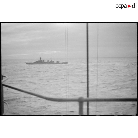 Vue bâbord du croiseur la Gloire de la Marine nationale qui escorte un convoi acheminant des troupes canadiennes en Ecosse depuis le Canada.