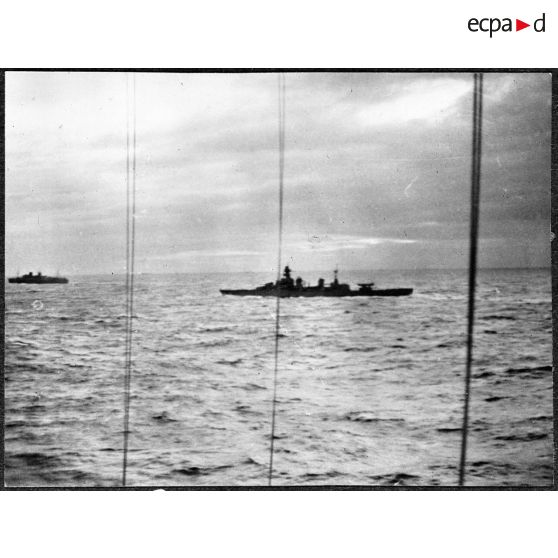 Vue bâbord du croiseur la Gloire de la Marine nationale qui escorte un convoi acheminant des troupes canadiennes en Ecosse depuis le Canada.