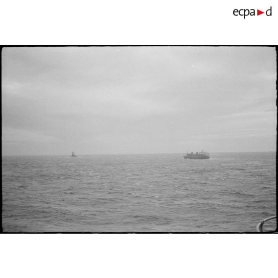 Convoi de paquebots transportant des troupes canadiennes en Ecosse sous la protection de bâtiments de la Marine nationale.