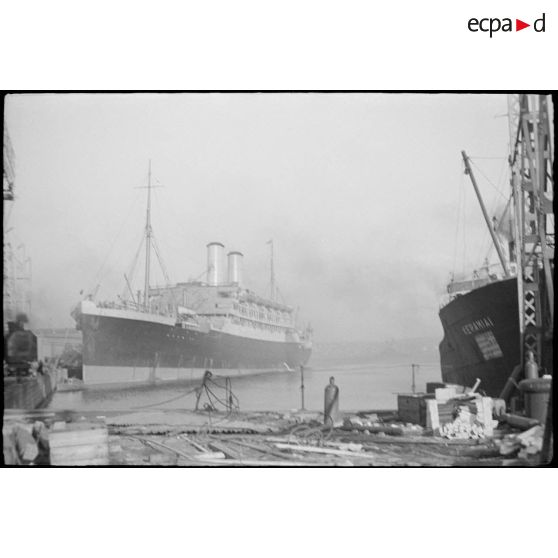 Un paquebot transport de troupes à quai dans le port d'Halifax.