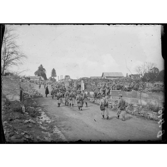 Sommeilles (Meuse) : 162e d'infanterie visitant les ruines. [légende d'origine]