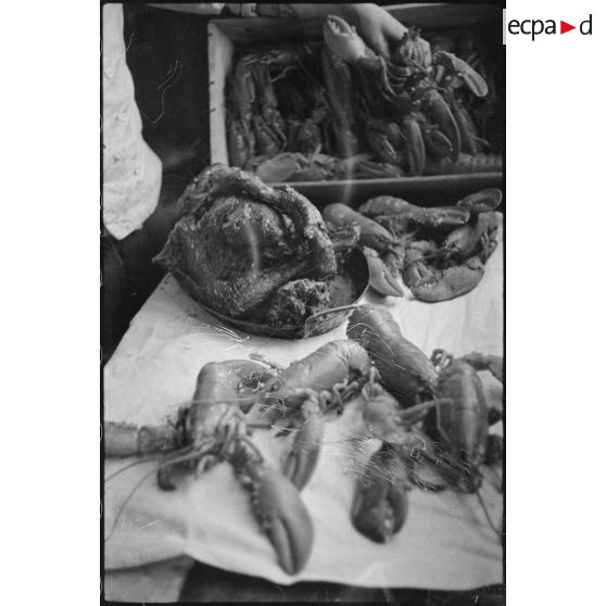 Homards pour le repas de réveillon du Nouvel An à bord du croiseur la Gloire.