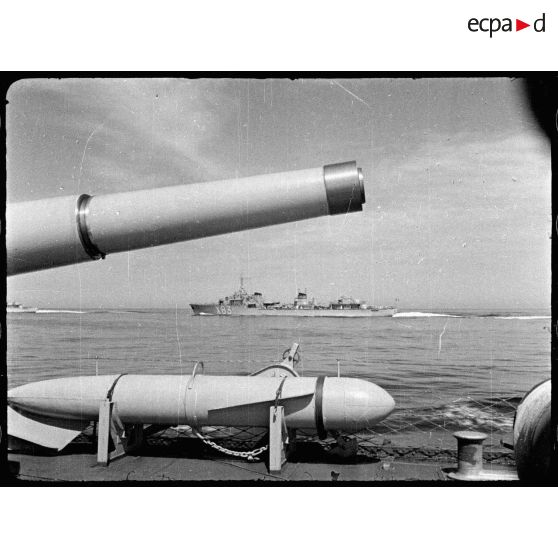 Vue depuis un navire : vue bâbord du contre-torpilleur Le Triomphant (numéro de coque X 83).