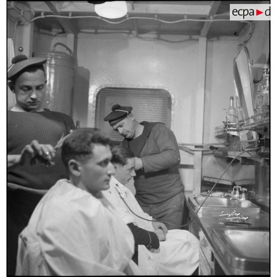 Salon de coiffure à bord du croiseur (ou cuirassé) Dunkerque.