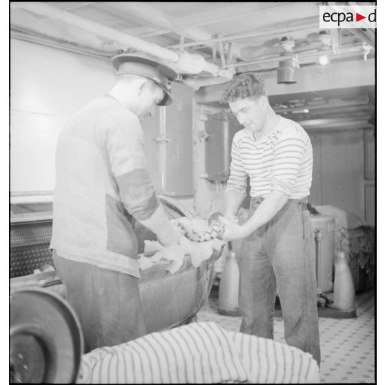 La buanderie à bord du croiseur (ou cuirassé) Dunkerque.