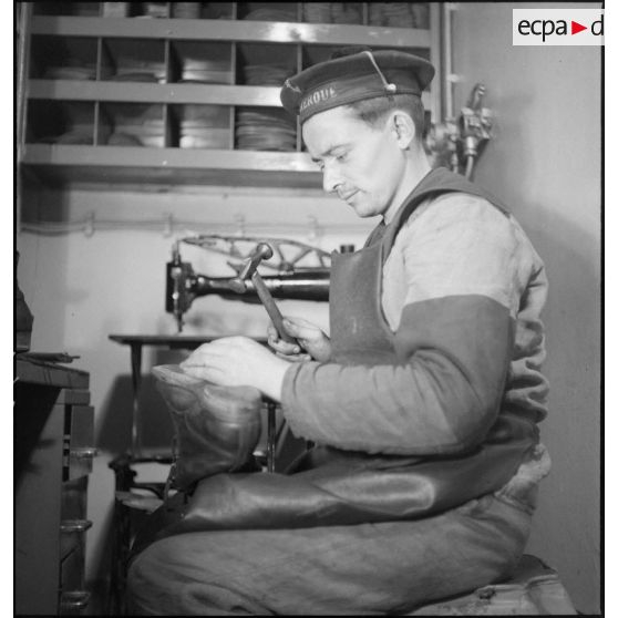 Le cordonnier du croiseur (ou cuirassé) Dunkerque.