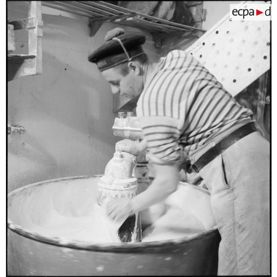 Un boulanger prépare le pétrin à bord du croiseur (ou cuirassé) Dunkerque.