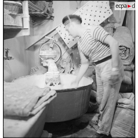 Un boulanger prépare le pétrin à bord du croiseur (ou cuirassé) Dunkerque.