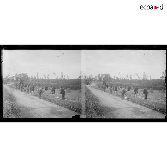 Environs de Ste Menehould : remise en état des routes par les territoriaux. [légende d’origine]