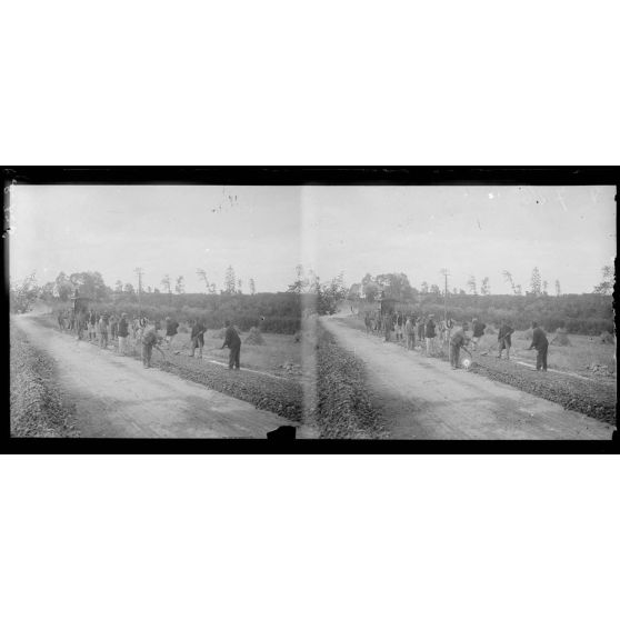 Environs de Ste Menehould : remise en état des routes par les territoriaux. [légende d’origine]