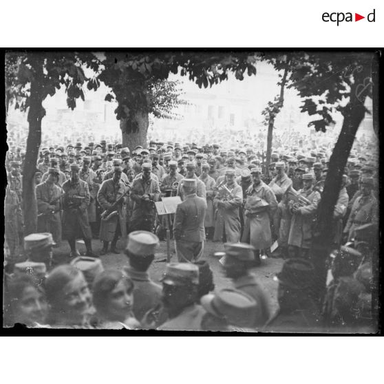 Ste Menehould : musique du 151e d’infanterie jouant sur la place d’Austerlitz. [légende d’origine]