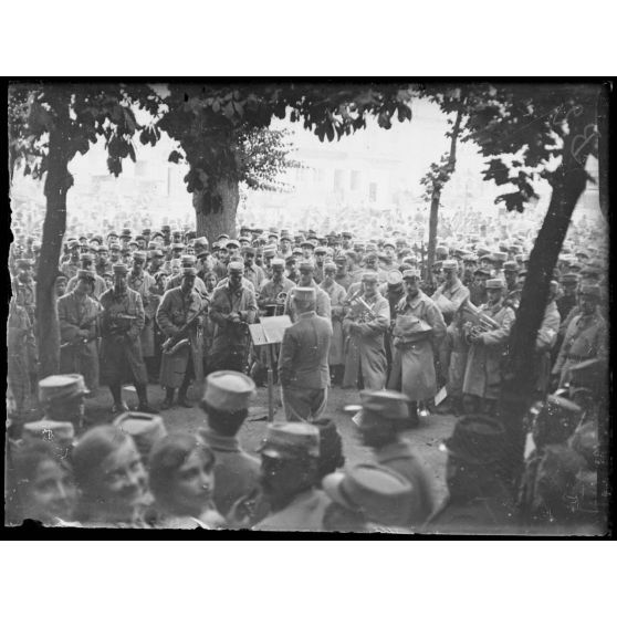 Ste Menehould : musique du 151e d’infanterie jouant sur la place d’Austerlitz. [légende d’origine]
