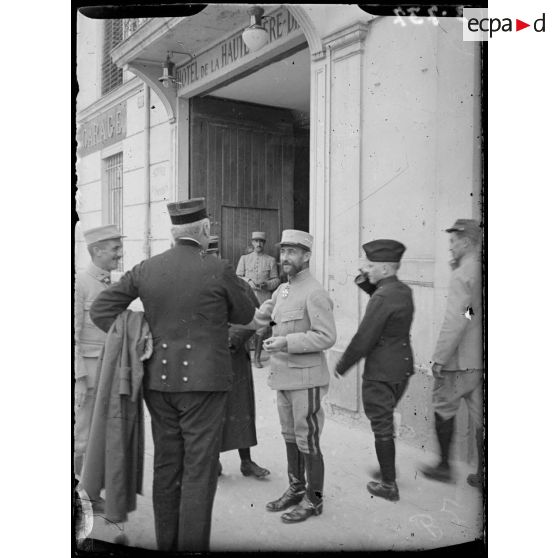 Châlons-sur-Marne : général Baratier causant avec des officiers. [légende d’origine]
