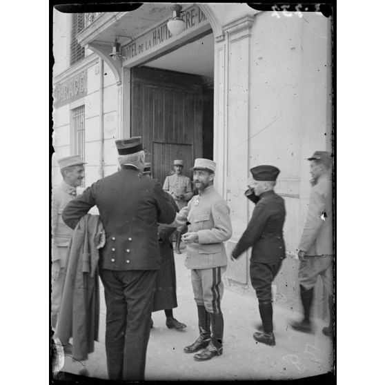 Châlons-sur-Marne : général Baratier causant avec des officiers. [légende d’origine]