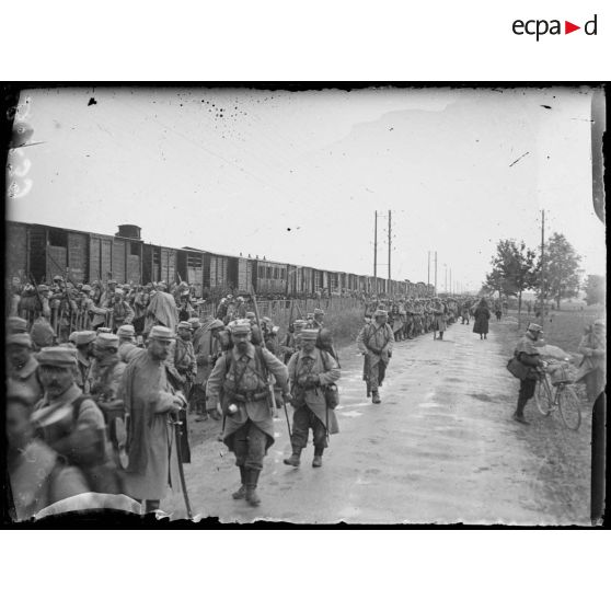 Cuperly, près de Châlons-sur-Marne (4e Armée). Débarquement du train d'un régiment d'infanterie de renfort. [légende d'origine]