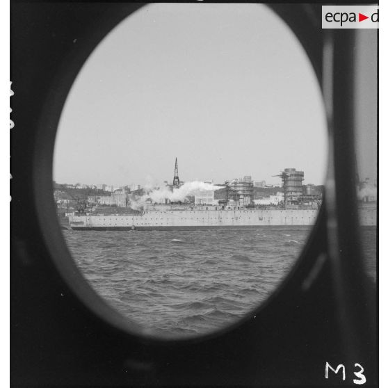 Vue tribord du cuirassé Richelieu depuis un navire dans le port de Brest.