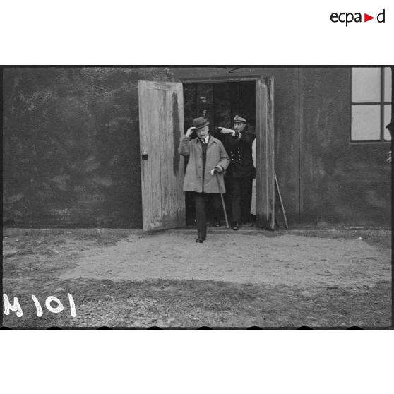 Le président de la République, Albert Lebrun, visite un camp d'entraînement de fusiliers marins sous la conduite du capitaine de corvette commandant le camp.